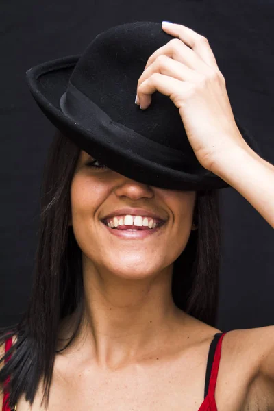 Porträtt av en vacker kvinna med hatt — Stockfoto
