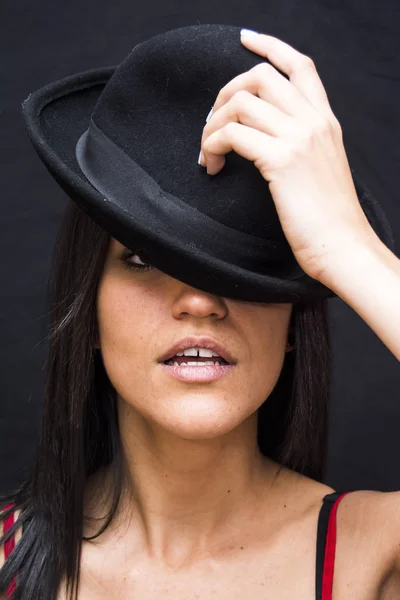 Portrait d'une belle femme avec chapeau — Photo