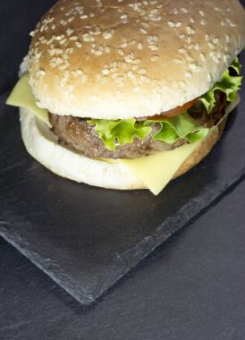 Peynir, marul ve domates bir taş ile lezzetli hamburger
