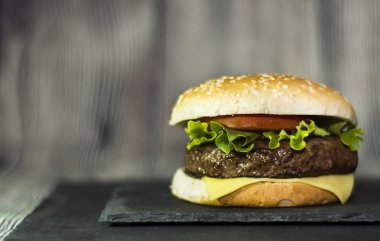 Peynir, marul ve domates bir taş ile lezzetli hamburger