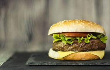 Peynir, marul ve domates bir taş ile lezzetli hamburger