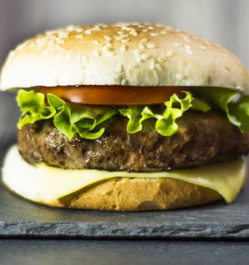 Peynir, marul ve domates bir taş ile lezzetli hamburger