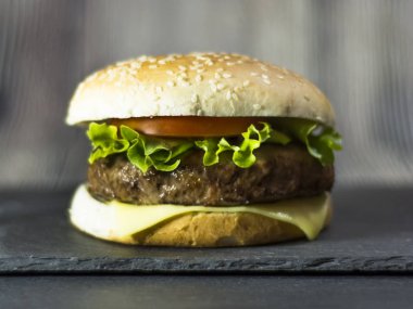 Peynir, marul ve domates bir taş ile lezzetli hamburger