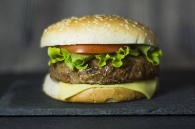 Peynir, marul ve domates bir taş ile lezzetli hamburger