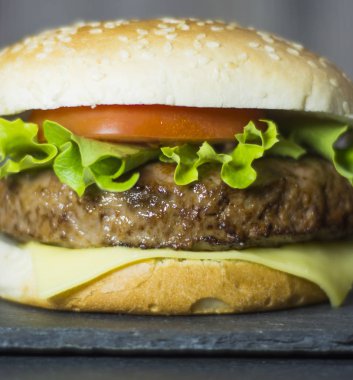 Peynir, marul ve domates bir taş ile lezzetli hamburger