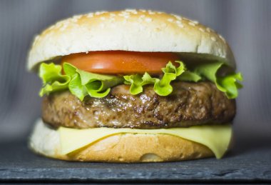Peynir, marul ve domates bir taş ile lezzetli hamburger