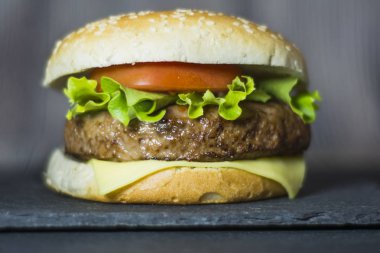Peynir, marul ve domates bir taş ile lezzetli hamburger