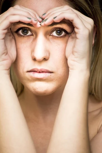 Retrato de una mujer hermosa — Foto de Stock