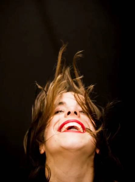 Güzel genç kadın saçlarını sallayarak portresi — Stok fotoğraf