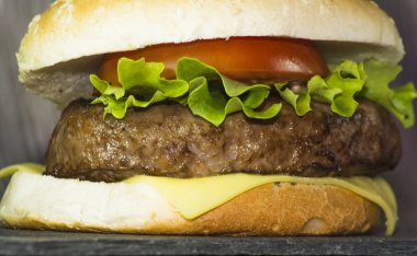 Peynir, marul ve domates bir taş ile lezzetli hamburger