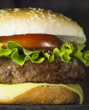 Peynir, marul ve domates bir taş ile lezzetli hamburger