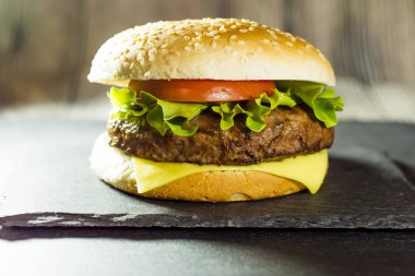 Peynir, marul ve domates bir taş ile lezzetli hamburger