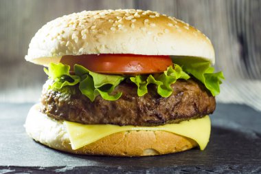 Peynir, marul ve domates bir taş ile lezzetli hamburger