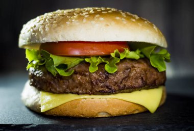 Peynir, marul ve domates bir taş ile lezzetli hamburger