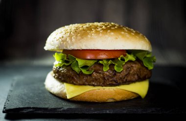 Peynir, marul ve domates bir taş ile lezzetli hamburger
