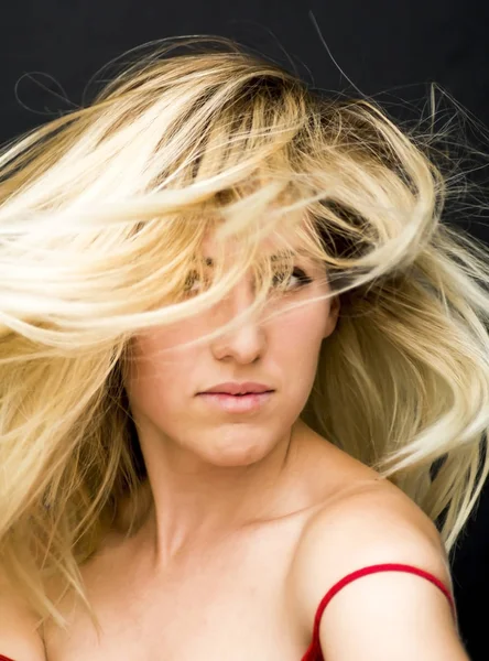 Retrato de una hermosa mujer sacudiendo su cabello en el backgrou negro —  Fotos de Stock