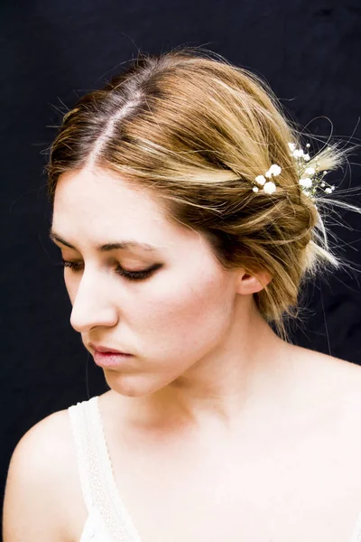 Retrato de una hermosa mujer con flores blancas como novia en h — Foto de Stock