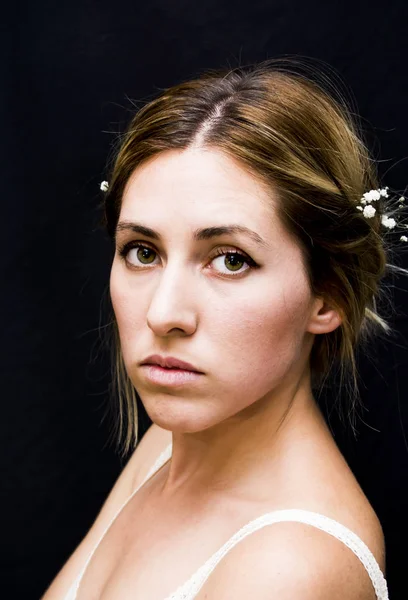 Porträt einer schönen Frau mit weißen Blumen als Braut auf dem Kopf — Stockfoto