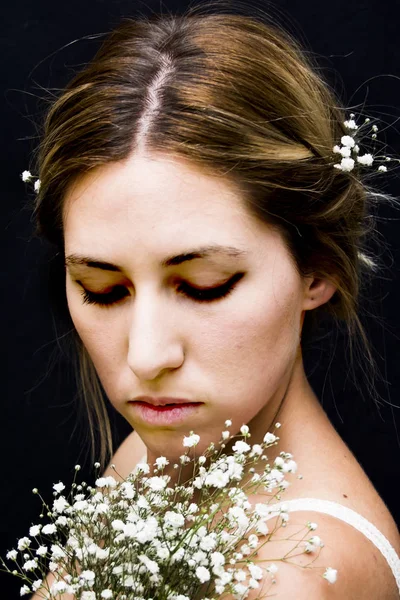 Retrato de uma bela mulher com flores brancas como noiva em h — Fotografia de Stock