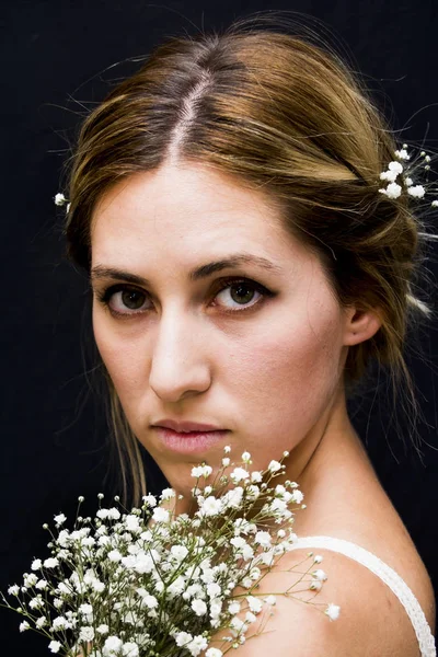 Porträtt av en vacker kvinna med vita blommor som en brud på h — Stockfoto