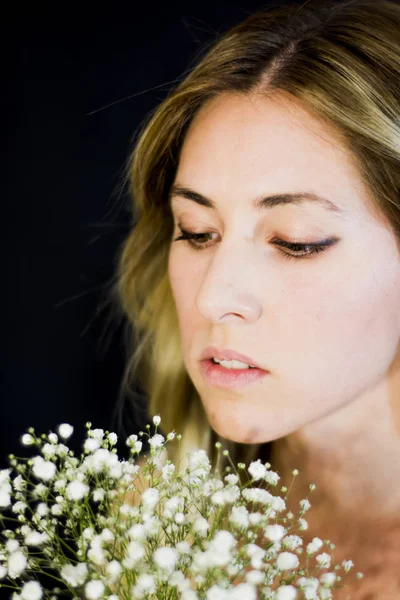 Portret van een mooie vrouw met witte bloemen als een bruid op h — Stockfoto
