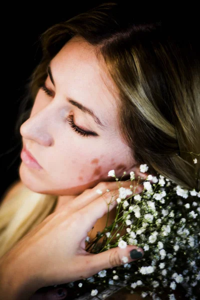 Retrato de uma bela mulher com flores brancas como noiva em h — Fotografia de Stock