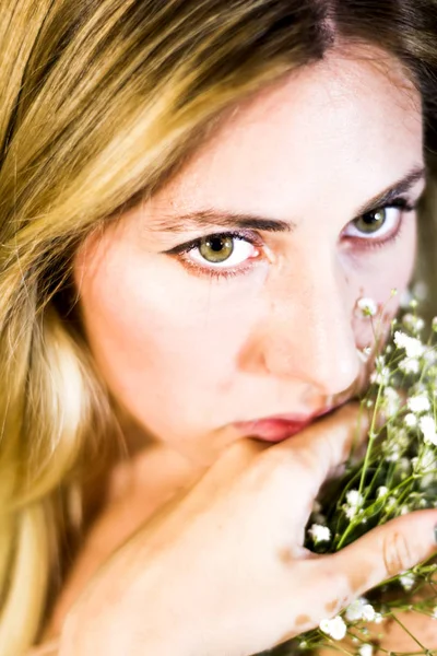 Retrato de uma bela mulher com flores brancas como noiva em h — Fotografia de Stock