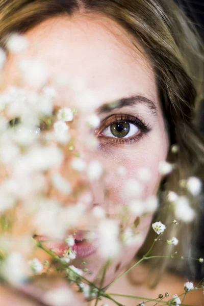 Retrato de uma bela mulher com flores brancas como noiva em h — Fotografia de Stock