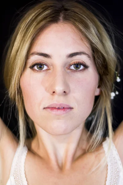 Retrato de uma bela mulher com flores brancas como noiva em h — Fotografia de Stock