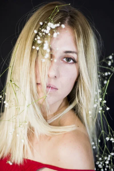 Porträtt av en vacker kvinna med vita blommor som en brud på h — Stockfoto