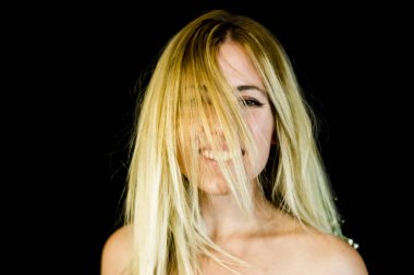 Saçları siyah backgrou sallayarak güzel bir kadın portresi