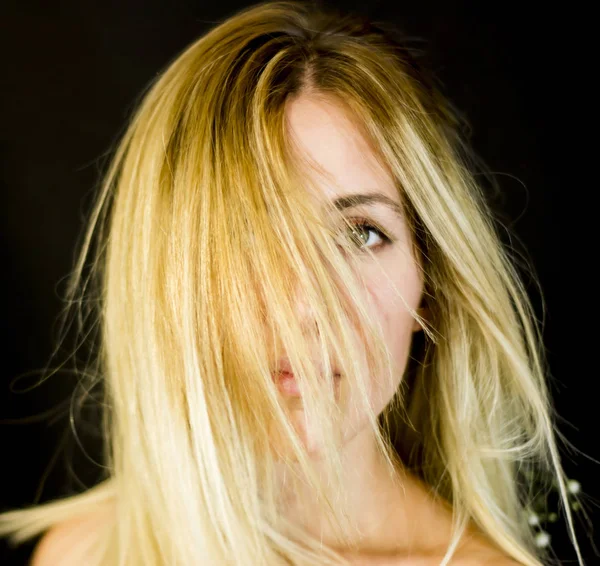 Portret van een mooie vrouw haar haren op zwarte CHTERGRO schudden — Stockfoto