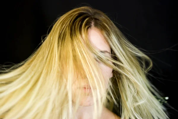 ヴィンテージに彼女の髪を揺れ美しい女性の肖像画 — ストック写真