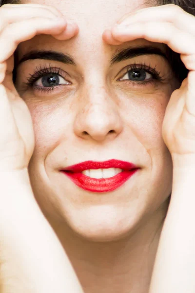 Retrato de una hermosa mujer sobre fondo negro — Foto de Stock