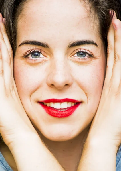 Retrato de una hermosa mujer sobre fondo negro — Foto de Stock