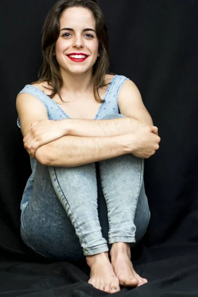 Retrato de una hermosa mujer sobre fondo negro — Foto de Stock