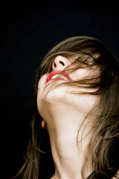 Ritratto di una bella donna che scuote i capelli sul backgrou nero — Foto Stock