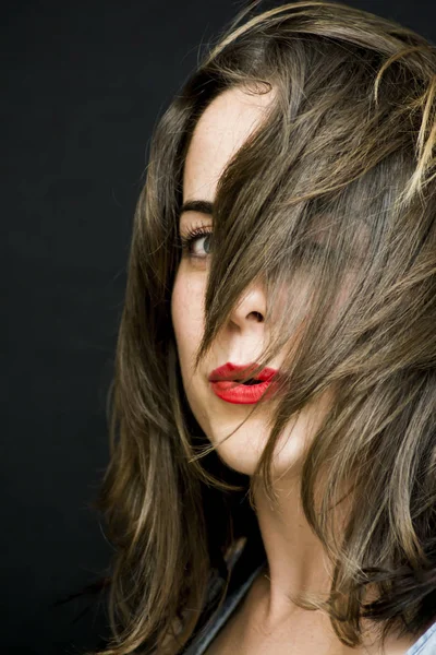 Saçları siyah backgrou sallayarak güzel bir kadın portresi — Stok fotoğraf