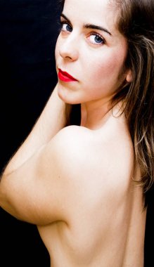 Güzel bir kadın göğüsleri ile kolunu kapsayan portresi