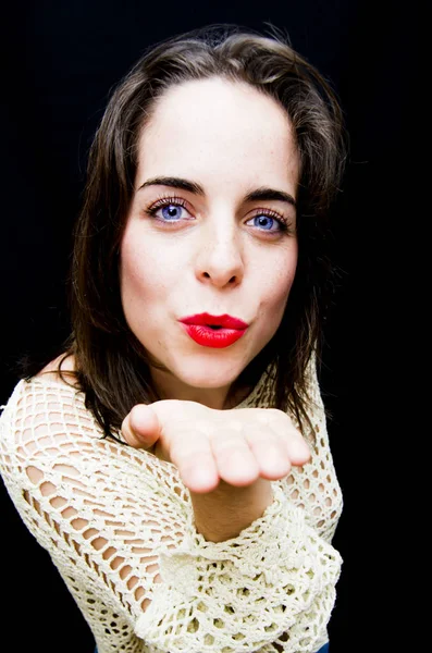 Retrato de una hermosa mujer de ojos azules dando un beso al aire — Foto de Stock