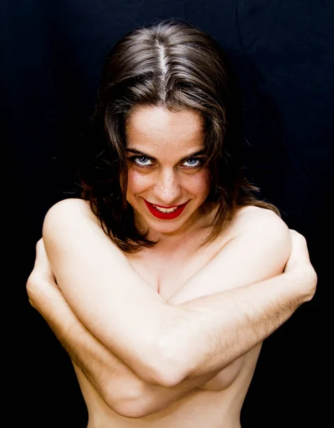 Porträt einer schönen Frau, die ihre Brüste mit ihrem Arm bedeckt — Stockfoto