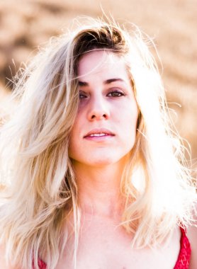 Kırmızı elbiseli, günbatımı buğday sahasının güzel sarışın kadın