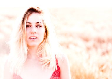 Kırmızı elbiseli, günbatımı buğday sahasının güzel sarışın kadın