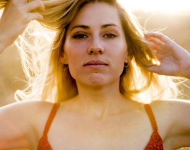 Kırmızı elbiseli, günbatımı buğday sahasının güzel sarışın kadın