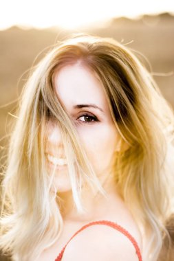 Kırmızı elbiseli, günbatımı buğday sahasının güzel sarışın kadın