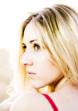 Kırmızı elbiseli, günbatımı buğday sahasının güzel sarışın kadın