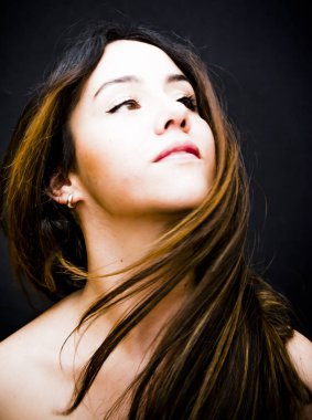 Güzellik kadını portre siyah arka plan üzerinde