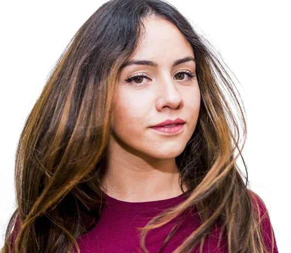 Retrato de bela jovem mulher sacudindo seu cabelo — Fotografia de Stock