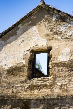 Mavi gökyüzü görebilirsiniz üzerinden harap ev pencere