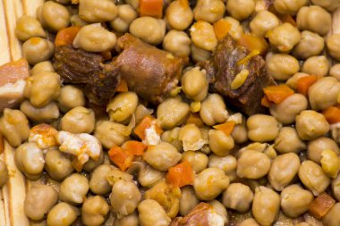 Madrid güveç Spai tipik gıdalardan ahşap bir masaya bir tabak